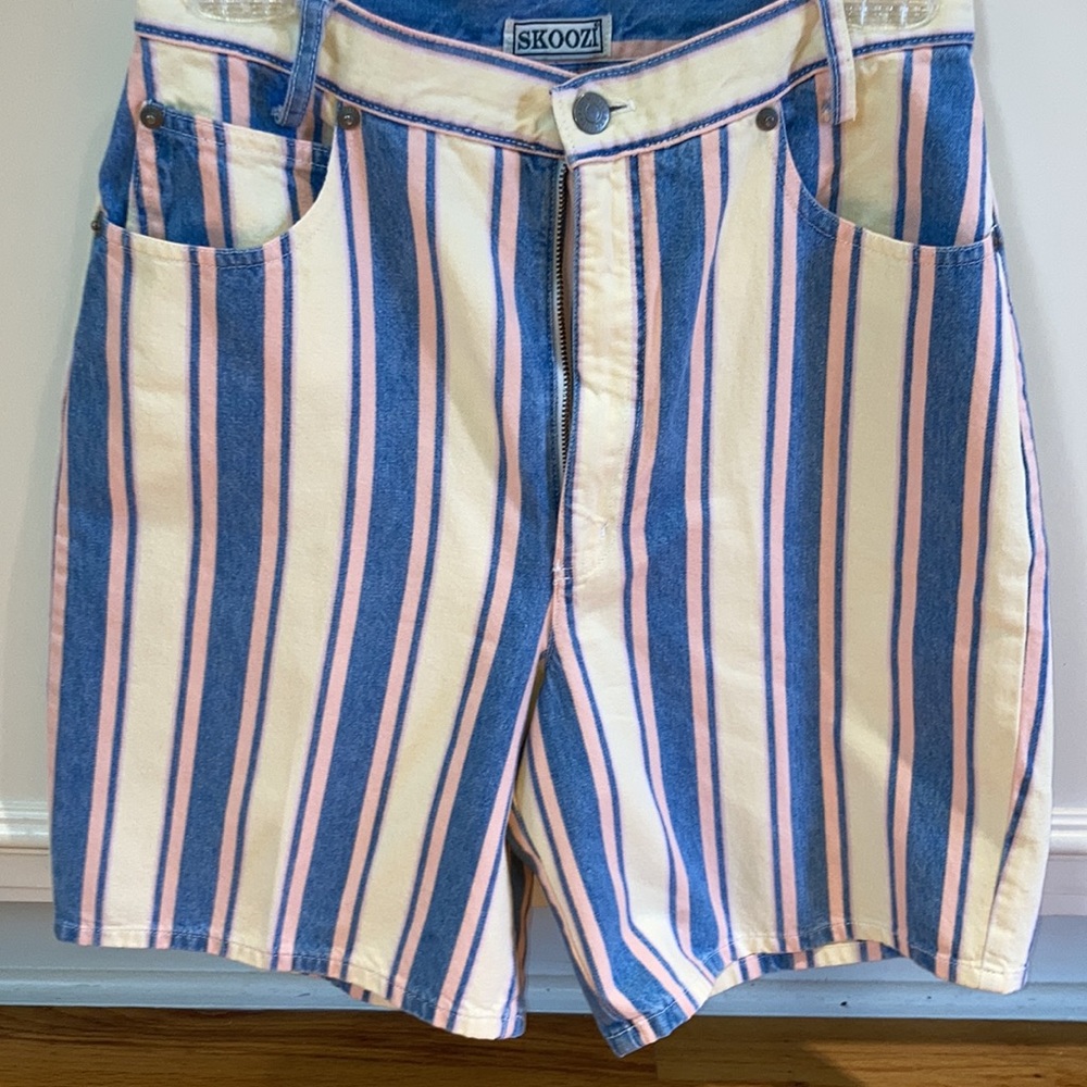 Women’s vertical striped shorts. Skoozi.